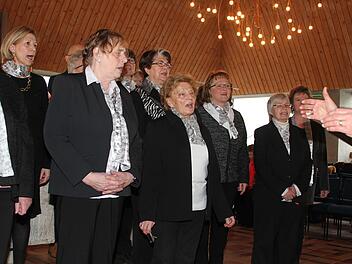 Die Sänger des Kirchenchores Burghaig gaben beim Jubiläumskonzert auch das Lied zum Besten, das sie als allererstes einstudiert hatten und  am 14. April 1968 zur Glockenweihe der Burghaiger Johanneskirche zum ersten Mal öffentlich aufführten. Foto: Sonny Adam