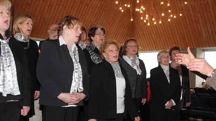Die Sänger des Kirchenchores Burghaig gaben beim Jubiläumskonzert auch das Lied zum Besten, das sie als allererstes einstudiert hatten und  am 14. April 1968 zur Glockenweihe der Burghaiger Johanneskirche zum ersten Mal öffentlich aufführten. Foto: Sonny Adam