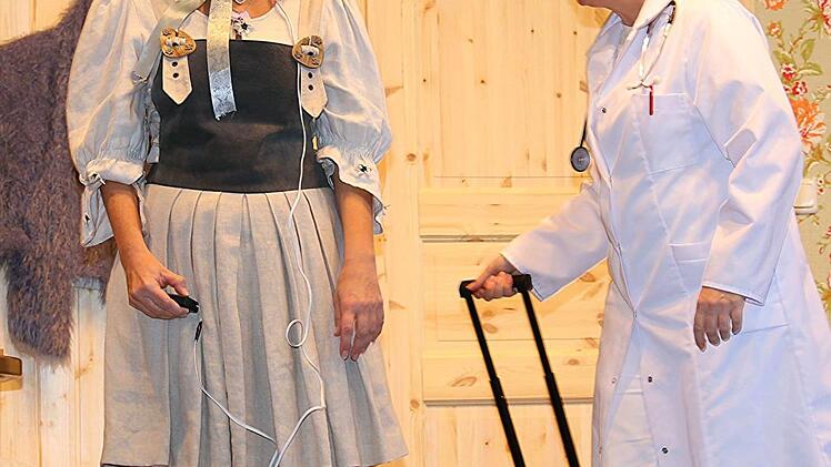 Dr. C&auml;cilia Obertal (Sabine G&ouml;bel) hat Rita (Susanne Seubert) an den L&uuml;gendetektor angeschlossen.  Foto: Gerd Klemenz