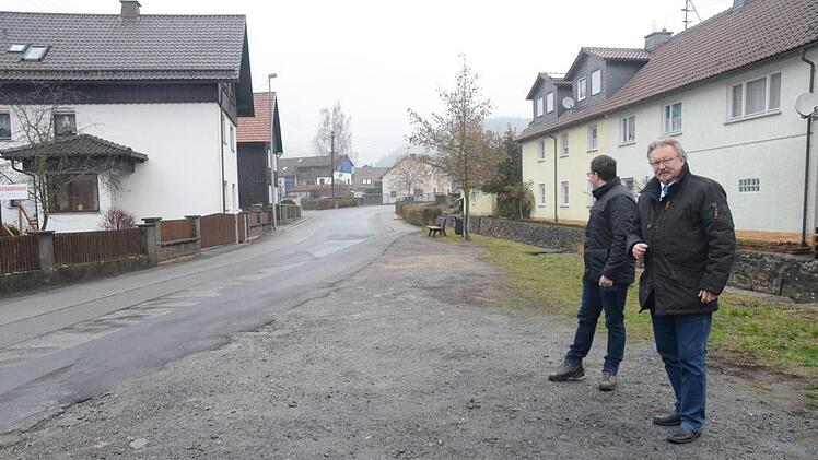 Es tut sich wieder was in Sachen Neugestaltung der Ortsmitte von Rothenkirchen. Für ein Teilstück der Badstraße wurden die Ingenieurleistungen vergeben. Darüber freuen sich Bauamtsleiter Andreas Schorn (links) und Bürgermeister Hans Peitz. Sie erklären, dass die Straße vom Marktplatz bis zu der Brücke über dem Landleitenbach (im Hintergrund) ausgebaut wird. Foto: K.- H. Hofmann