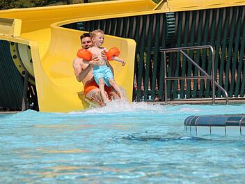 Die Rutsche ins Nichtschwimmerbecken gehört zu den Attraktionen des Terrassenbades.  Foto: Borst/Archiv