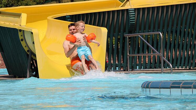 Die Rutsche ins Nichtschwimmerbecken gehört zu den Attraktionen des Terrassenbades.  Foto: Borst/Archiv