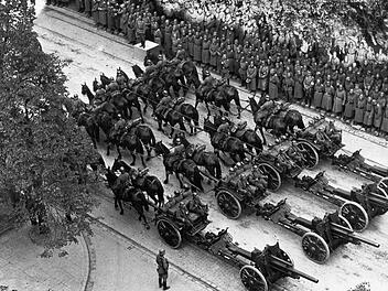 Blick auf die Truppenparade der Wehrmacht am 5. Oktober 1939 in Warschau. Foto: dpa - Bildfunk