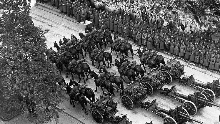 Blick auf die Truppenparade der Wehrmacht am 5. Oktober 1939 in Warschau. Foto: dpa - Bildfunk