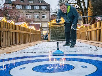 Eine rutschige Angelegenheit: Steffen Mahr vom ausrichtenden Verein "Kronacherleben" hat die Eisstockschießen-Anlage bereits eingeweiht. Sie soll nicht nur für Kinder die neue Attraktion des Kronacher Weihnachtsmarkts werden. Foto: Marian Hamacher