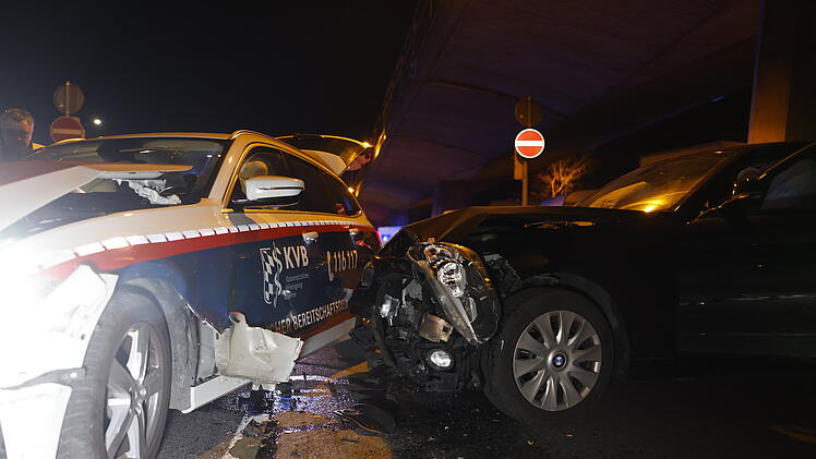 Nürnberg: Wer hatte Grün? Auto kollidiert an A73-Auffahrt mit ärztlichem Bereitschaftsdienst - ein Mensch verletzt