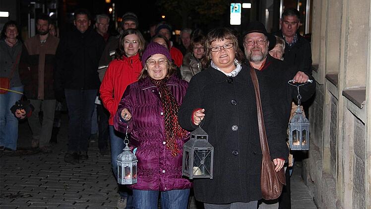 Christiane Schmid (vorne Mitte) geleitet die Besucher durch die Nacht der Weinkultur.