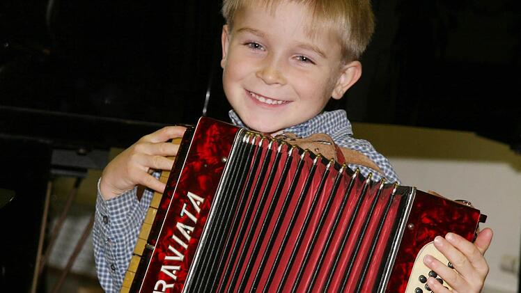 Johannes Schneider hatte vergessen, das Akkordeon zu entriegeln, doch nach  der kleinen  Panne  meisterte er  den  Auftritt perfekt.