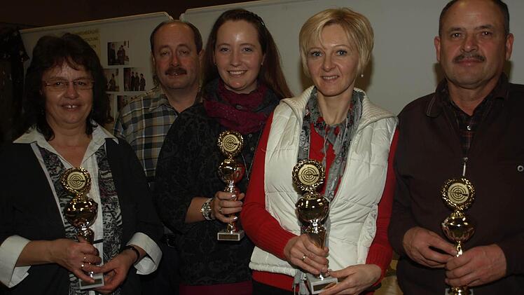 Pokale für die Bestplatzierten bei den Vereinsmeisterschaften überreichte Rainer Schmitt (2. von links) an (von links) Monika Back, Anna Katharina Geßner, Anette Hammer, Hermann Bühner.