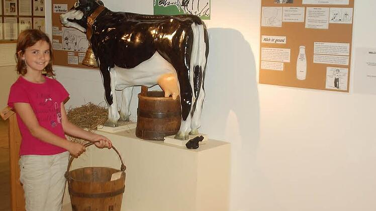 So wurde die Kuh früher gemolken, weiß Pauline Wöhner.