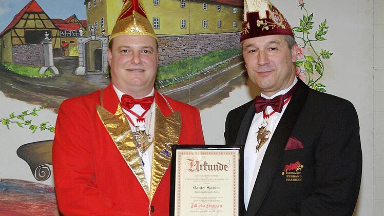 Große Verdienste: Daniel Kaiser (l.) erhielt den "Till von Franken" von FVF-Beirat Holger Leikam (r.).