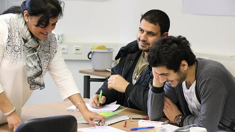 Integrationslehrerin Saima Weber kontrolliert die Arbeiten der Asylbewerber Rizkar Ali (Mitte) und Charwat Talobe. Fotos: Ronald Heck