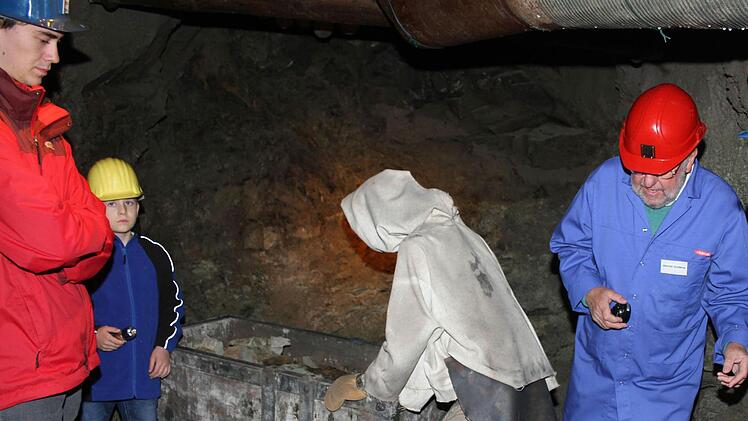 Bergwerksführer Werner Großkop erklärt den interessierten Besuchern, dass demnächst noch einige Änderungen vorgenommen werden müssen. Denn früher hatten die Bergarbeiter keine Hosen an, stattdessen trugen sie das sogenannte Arschleder über dem blanken Po. Foto: Sonny Adam