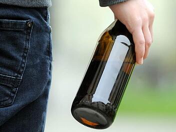 Mit einer Bierflasche soll ein 26-jähriger Kulmbacher einem 22-Jährigen ins Gesicht geschlagen und schwer verletzt haben.  Symbolfoto: Tobias Hase