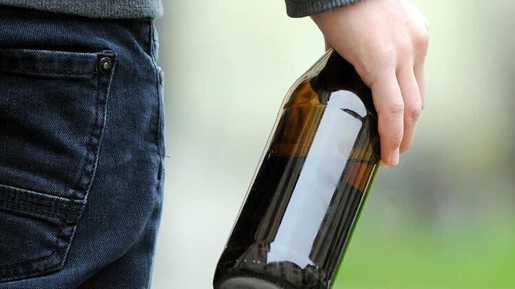 Mit einer Bierflasche soll ein 26-jähriger Kulmbacher einem 22-Jährigen ins Gesicht geschlagen und schwer verletzt haben.  Symbolfoto: Tobias Hase