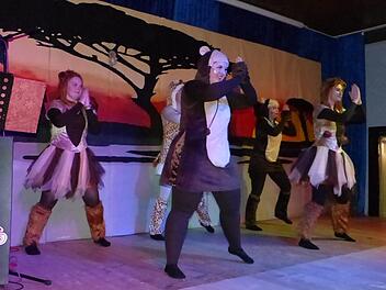 Die Feuerwehrgirls bei ihrem fetzigen Tanz. Die stürmisch geforderte Zugabe wurde selbstverständlich erfüllt. Foto: Klaus-Peter Wulf