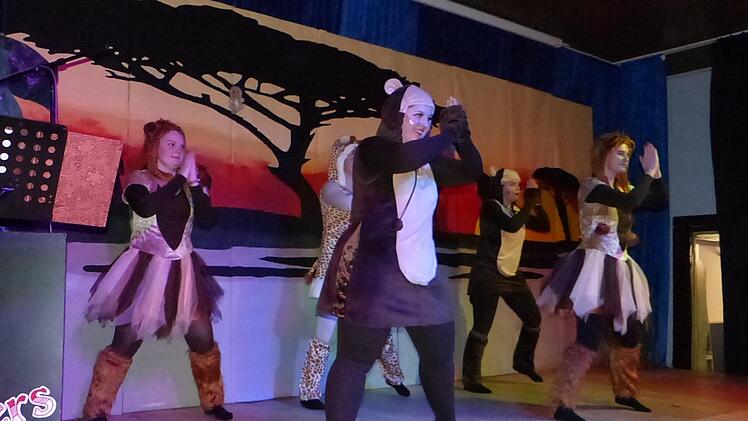 Die Feuerwehrgirls bei ihrem fetzigen Tanz. Die stürmisch geforderte Zugabe wurde selbstverständlich erfüllt. Foto: Klaus-Peter Wulf