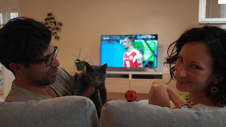Wenn die Katze interessanter als die WM-Spiele ist: Luca Montalto und Valentina Santiloni haben wenig haben es als Italiener zurzeit nicht leicht. Foto: Anna-Lena Deuerling