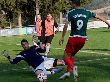 Mit einer waghalsigen Parade verhindert hier der Neubrunner Keeper Robert  Nagy ein Tor der Sylbacher, indem er den Schuss von Andreas Rother pariert. Im Kellerduell behauptete sich Neubrunn knapp mit 3:2 und darf wieder etwas Hoffnung im Abstiegskampf schöpfen.Günther Geiling