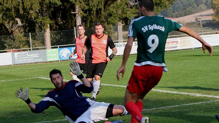 Mit einer waghalsigen Parade verhindert hier der Neubrunner Keeper Robert  Nagy ein Tor der Sylbacher, indem er den Schuss von Andreas Rother pariert. Im Kellerduell behauptete sich Neubrunn knapp mit 3:2 und darf wieder etwas Hoffnung im Abstiegskampf schöpfen.Günther Geiling
