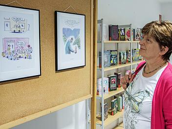 "Ich finde die lockere Art, wie Karikaturen Themen ansprechen, einfach super", sagte Edelgard Stahl aus Haßfurt bei der Eröffnung der Karikaturen-Ausstellung "Glänzende Aussichten". Foto: Ulrike Langer
