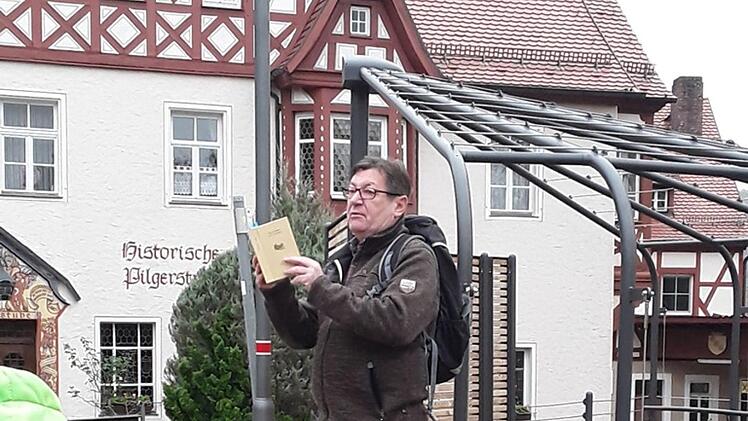 Anton Eckert liest in Streitberg. Foto: Carmen Schwind