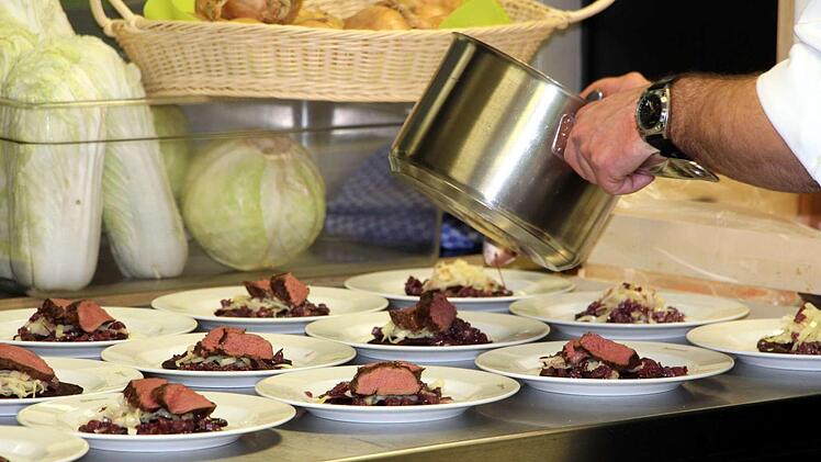 Hochbetrieb herrschte beim ersten Rhöner Bio-Kochkurs für Gastronomen in der Umweltbildungsstätte Oberelsbach. Am 15. Januar 2019 findet zum zweiten Mal ein Praxis-Workshop unter dem Motto "Regional - Fair - Bio" statt. Sandra Söder