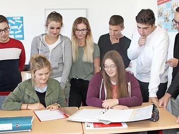 Die Schüler der elften Klasse der FOS-Sabel Kronach mit dem Schulleiter Hubert Sendl (rechts). Für das Schuljahr 2019/20 liegen bereits 26 Anmeldungen vor. Foto: Veronika Schadeck