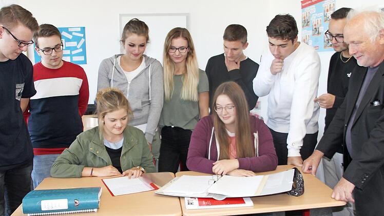 Die Schüler der elften Klasse der FOS-Sabel Kronach mit dem Schulleiter Hubert Sendl (rechts). Für das Schuljahr 2019/20 liegen bereits 26 Anmeldungen vor. Foto: Veronika Schadeck