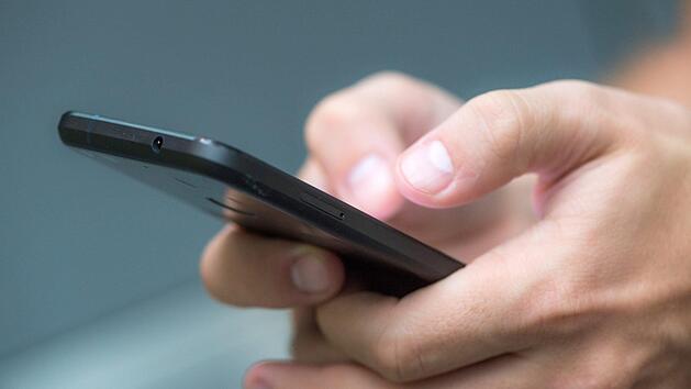 Beim Karpaltunnel-Syndrom gerät ein Nerv unter Druck, der an einer Engstelle durch das Handgelenk führt.  Durch eine intensive Smartphone-Nutzung wird die Krankheit gefördert. Symbolfoto: Andrea Warnecke/dpa