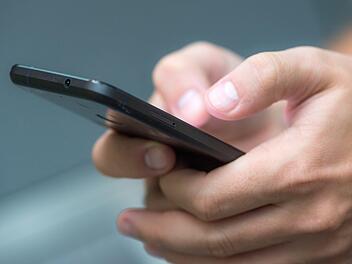 Beim Karpaltunnel-Syndrom gerät ein Nerv unter Druck, der an einer Engstelle durch das Handgelenk führt.  Durch eine intensive Smartphone-Nutzung wird die Krankheit gefördert. Symbolfoto: Andrea Warnecke/dpa