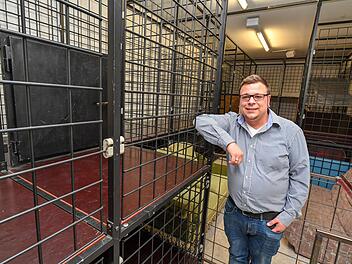 Atemschutzgeräteträger Christian Neudecker an einem Teil der Übungsstrecke, die wird im Dunklen und  mit  vollem Atemschutz kriechend bewältigt, wobei sie jedes Mal anders gestaltet ist. Die Möglichkeiten im Strullendorfer Atemschutzzentrum sind jedoch begrenzt. Foto: Rinklef
