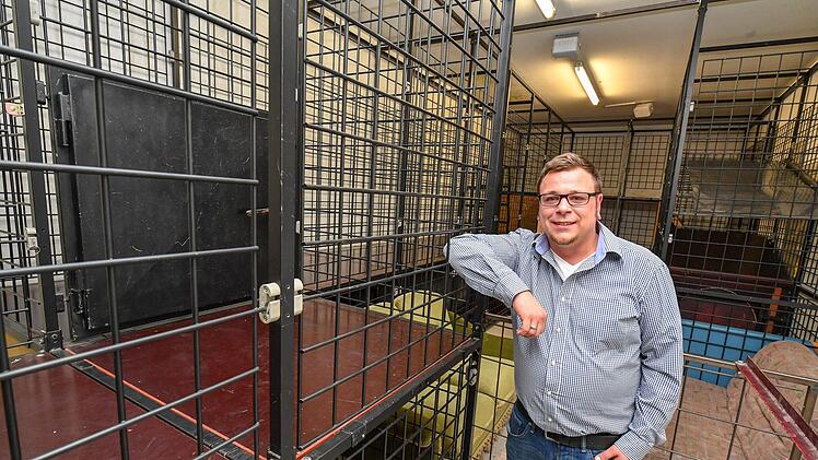 Atemschutzgeräteträger Christian Neudecker an einem Teil der Übungsstrecke, die wird im Dunklen und  mit  vollem Atemschutz kriechend bewältigt, wobei sie jedes Mal anders gestaltet ist. Die Möglichkeiten im Strullendorfer Atemschutzzentrum sind jedoch begrenzt. Foto: Rinklef
