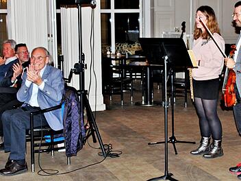 Beifall für die Solisten Lisa Oefler und Burghard Thoelke vom Vorstandstisch:  Klaus Stebani, Roman Riedel und Kurt Rieder (von links). Werner Vogel