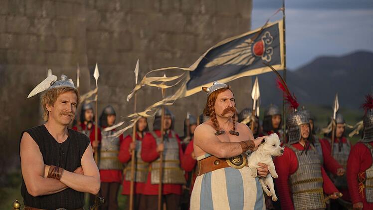 F&uuml;r Asterix (Guillaume Canet, links) und Obelix (Gilles Lellouche) geht es nach China. Der wohl gr&ouml;&szlig;te Kulturschock steht den beiden Galliern bevor.