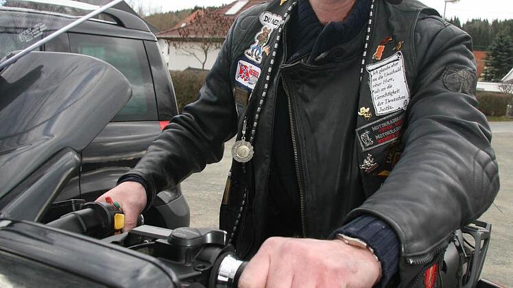 Zehe (49) hat seine BMW extra aus dem Winterschlaf geweckt. Er war zum ersten Mal bei einem Motorradgottesdienst. "Ich wollte mal wissen, wie das ist. Und mir hat es gefallen", sagt er.