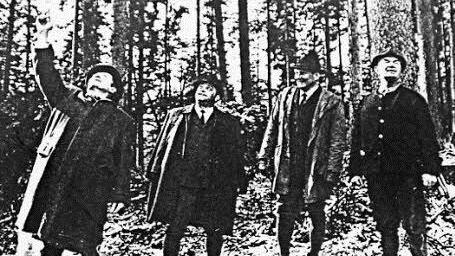 Bei der Suche nach einem geeigneten Baum (von links): Forstmeister Theodor Erras, Forstamts-Büroleiter Julian Kremer, Förster Willi Schmittnägel und Sägewerksbesitzer Christian Müller-Lisa.