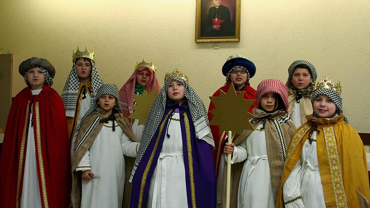 Kardinal Döpfner schaut auf seine "Häusler" (rechts) und Kleinbracher (links) Sternsinger.Foto: Vogel