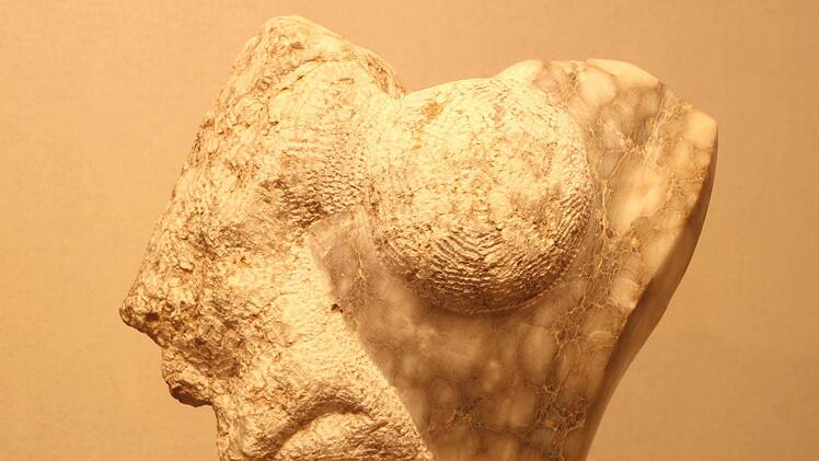 Der "Torso" von Hedwig Dojan aus Alabaster di Voltera.  Fotos: Günther Geiling