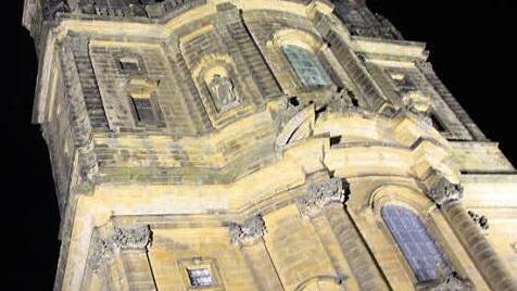 Die Fassade der Stiftskirche im Licht der neuen Strahler.