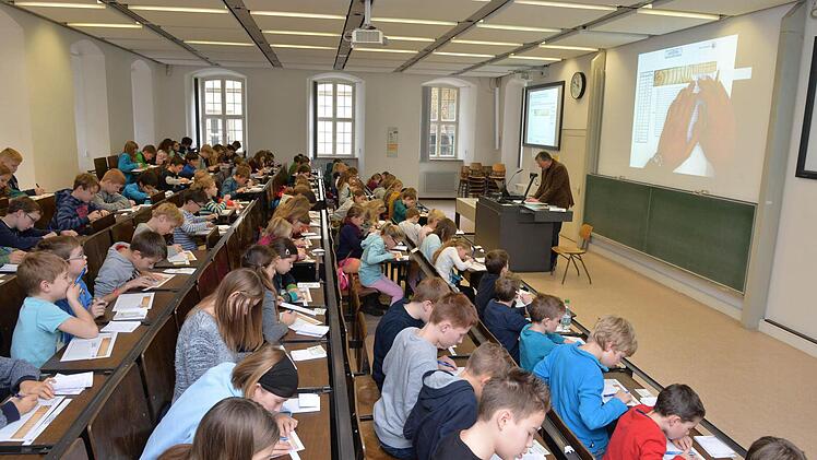 Am Samstag ging es an der Bamberger Kinder-Uni um die Frage, ob Bäume Tagebuch schreiben. Foto: Ronald Rinklef