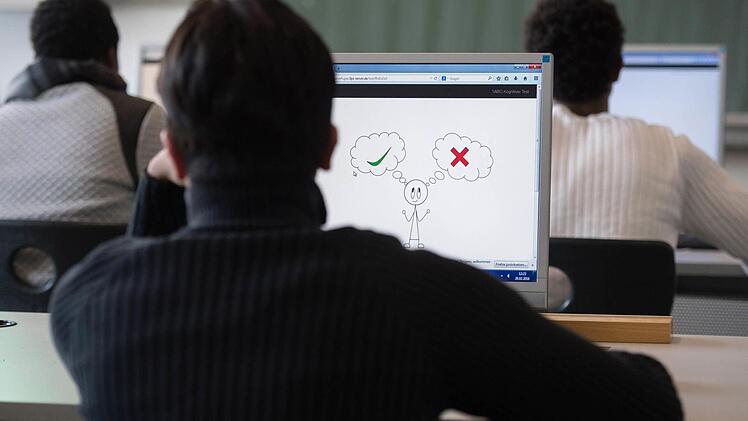 Integrationsbereitschaft der Flüchtlinge funktioniert über das Erlernen der Sprache und der deutschen Kultur. Doch gibt es Sonderleistungen wie freien Eintritt in Museen, schürt das den Neid einiger Bevölkerungsgruppen.  Foto: Marijan Murat/dpa