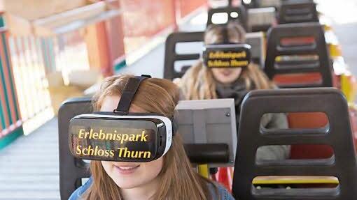 Jennifer Brechtelsbauer testet die Achterbahn selbst.