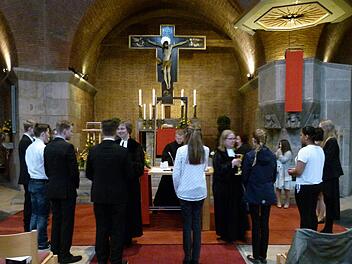Die Konfirmandenbeichte mit Abendmahl war für die jungen Leute ein würdevoller Auftakt zur eigentlichen Konfirmation. Foto: Marion Krüger-Hundrup