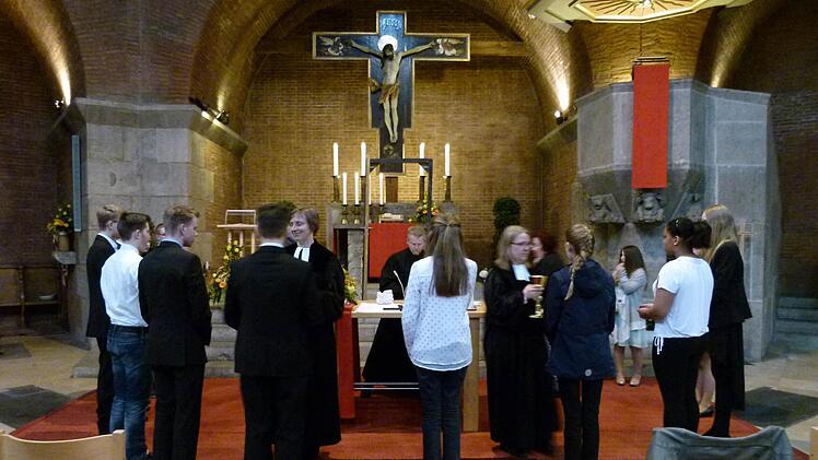 Die Konfirmandenbeichte mit Abendmahl war für die jungen Leute ein würdevoller Auftakt zur eigentlichen Konfirmation. Foto: Marion Krüger-Hundrup