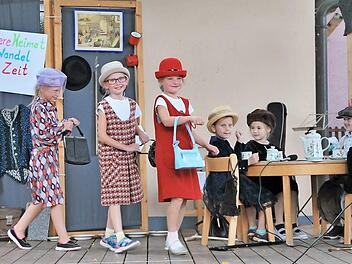 Eine Modenschau der besonderen Art pr&auml;sentierten die M&auml;dchen und Buben den G&auml;sten beim Sommerfest. Foto: Ewald Stretz
