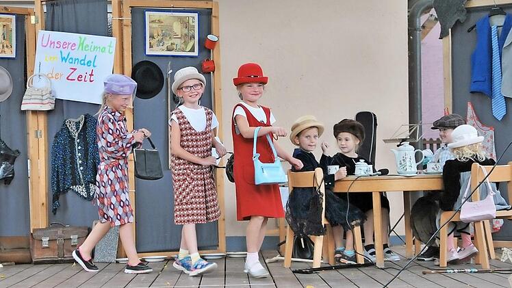 Eine Modenschau der besonderen Art pr&auml;sentierten die M&auml;dchen und Buben den G&auml;sten beim Sommerfest. Foto: Ewald Stretz