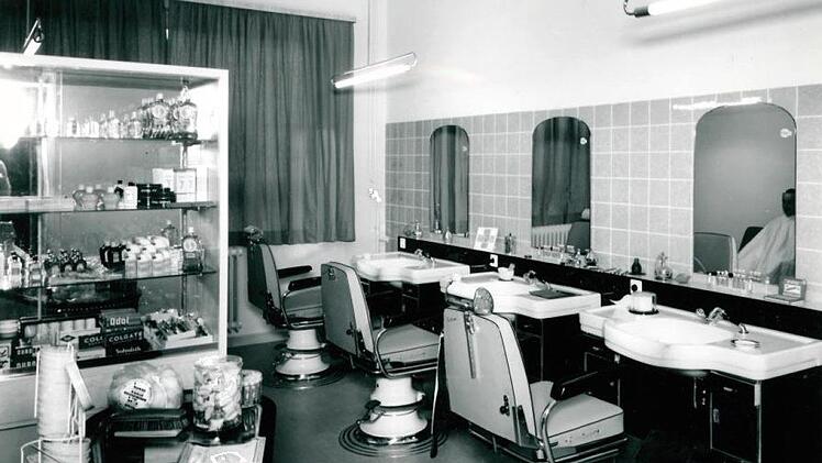 Der Friseursalon, der in einem Haus neben der Schrankenanlage untergebacht war, ist längst Geschichte.Archiv DRV