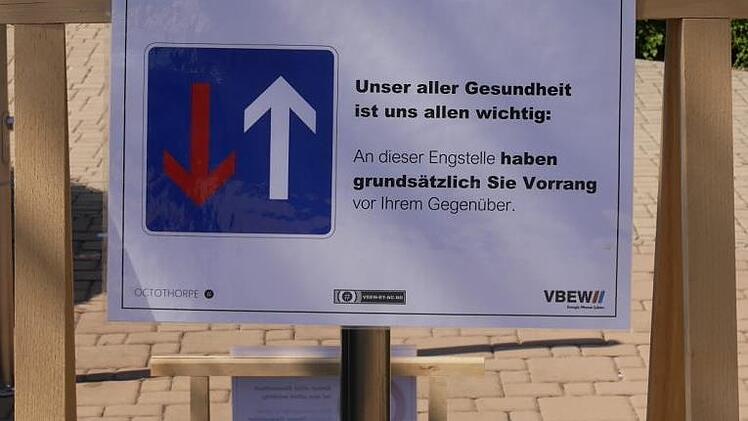 Hinweisschilder sorgen für Ordnung im Freibad. Foto: Manja von Nida