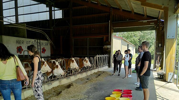 Lehramtanw&auml;rterinnen und -anw&auml;rter erleben einen Tag im Programm Erlebnis Bauernhof auf dem Rosenhof der Familie Hauck. Foto: Theresia Dietz